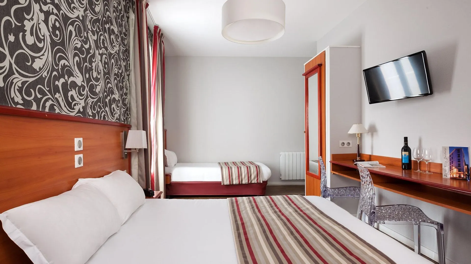 *** Hotel Eiffel Villa Garibaldi Paris France
